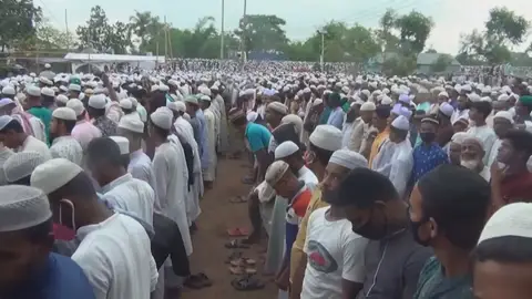 Miles de personas en un funeral en Bangladesh Miles de personas en un funeral en Bangladesh