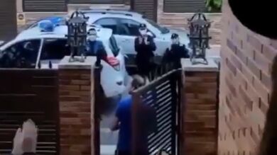 El emocionante homenaje de la Policía a Javi Castillejo en la puerta de su casa por su labor contra el coronavirus