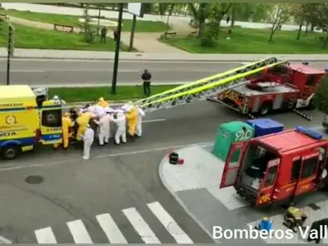 Evacúan por la ventana a una mujer en Valladolid, posible caso de coronavirus Evacúan por la ventana a una mujer en Valladolid, posible caso de coronavirus
