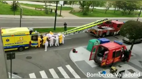 Evacúan por la ventana a una mujer en Valladolid, posible caso de coronavirus Evacúan por la ventana a una mujer en Valladolid, posible caso de coronavirus