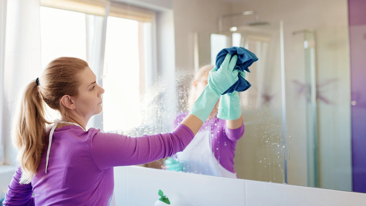 Limpiando el baño Limpiando el baño