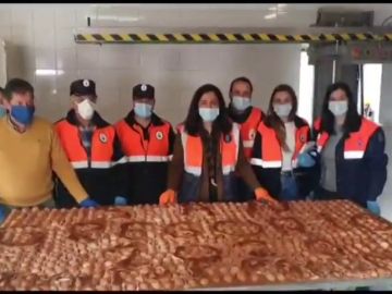 Un bollo de 900 huevos con fines solidarios frente al coronavirus en Galicia Un bollo de 900 huevos con fines solidarios frente al coronavirus en Galicia