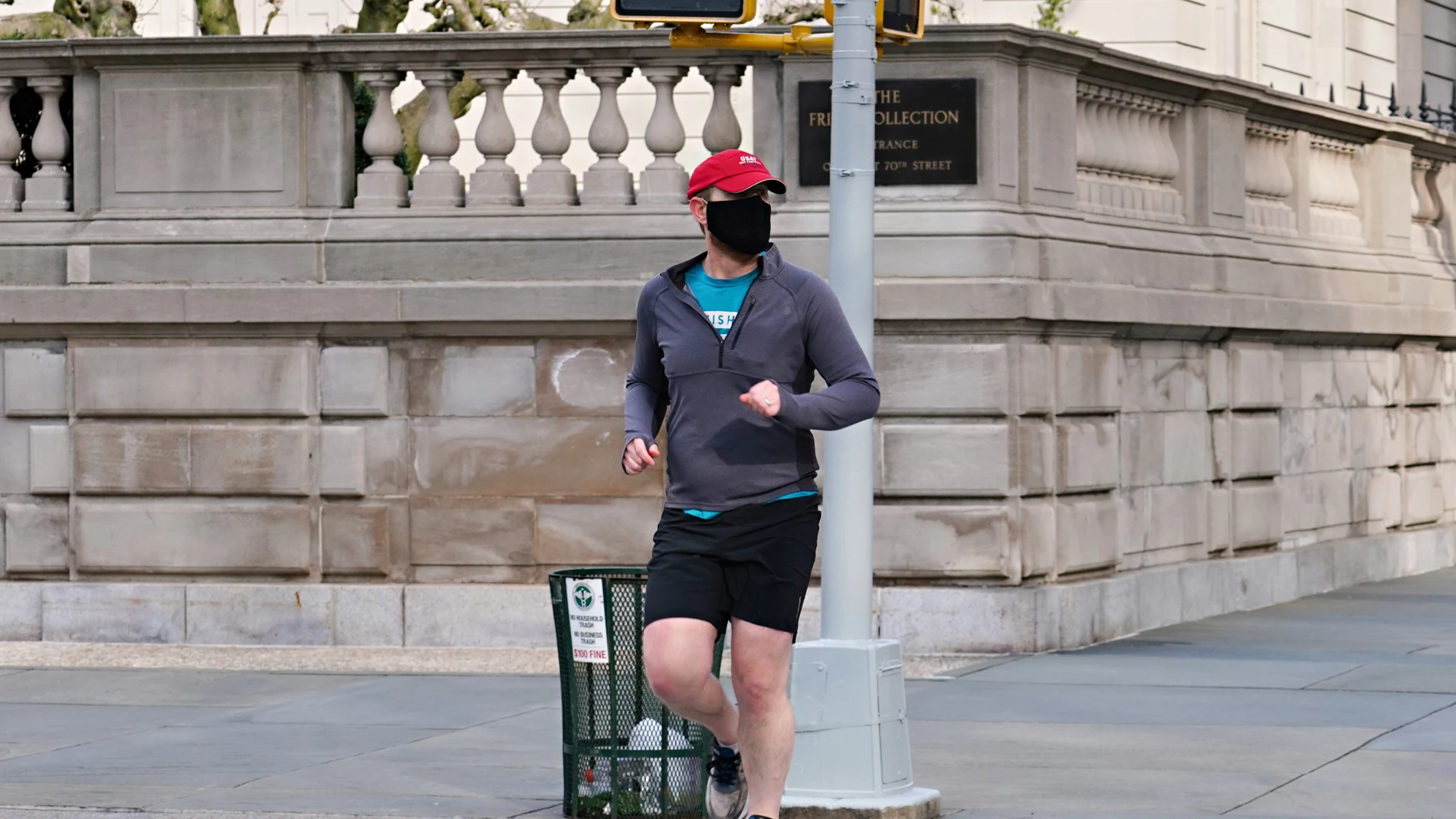 Un hombre hace deporte en la calle con mascarilla Un hombre hace deporte en la calle con mascarilla