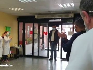El emotivo homenaje de los sanitarios del Hospital de Alcorcón a José María, un conductor de VTC: "Eché a llorar como un bebé"