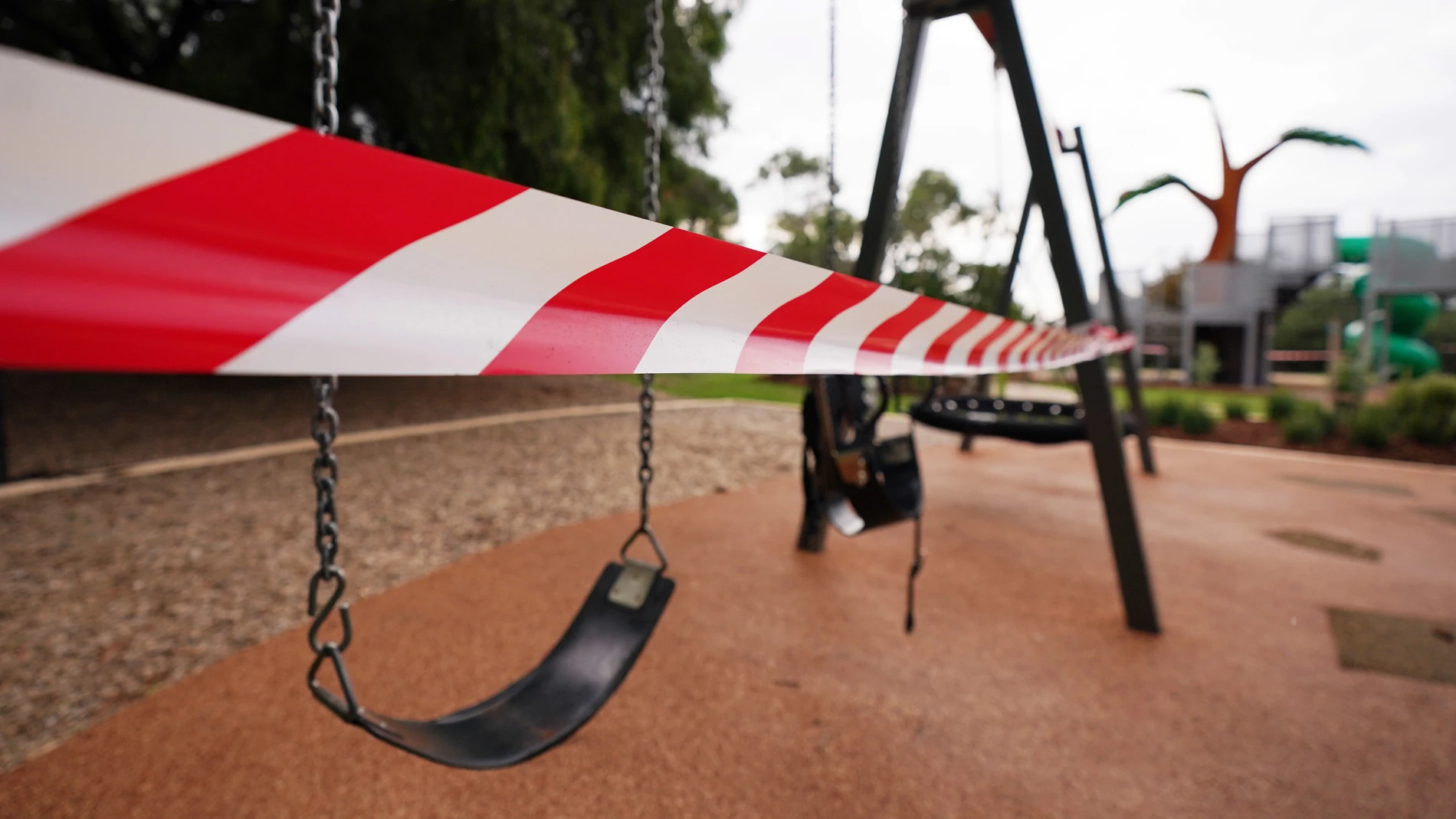 Un parque infantil cerrado Un parque infantil cerrado