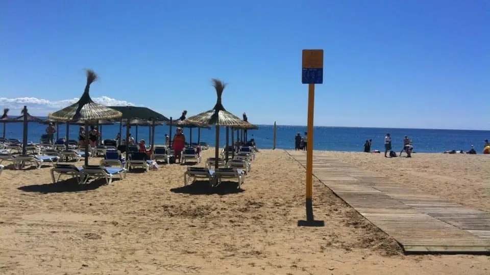 Algunos turistas tomando el sol en la playa de Magaluf.