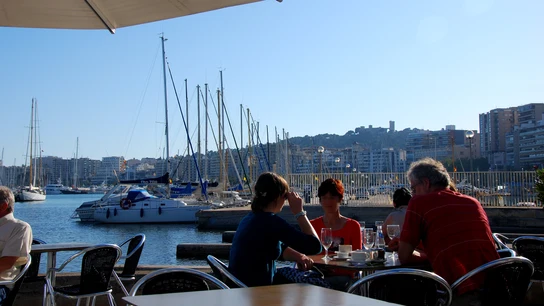 Gente disfrutando de una terraza frente al mar, en el Paseo Marítimo de Palma. Gente disfrutando de una terraza frente al mar, en el Paseo Marítimo de Palma.