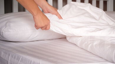 ¿Qué puede ocurrir si no lavas las sábanas de la cama en un año?