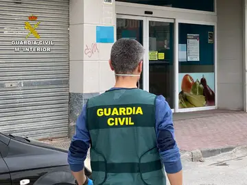 La Guardia Civil en el supermercado La Guardia Civil en el supermercado