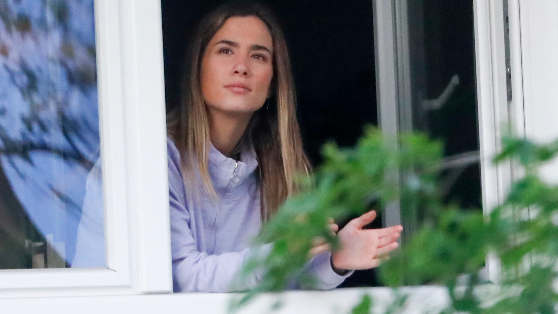 María Pombo se une cada día al aplauso solidario Junto a su marido Pablo Castellano