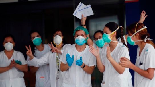 Un grupo de sanitarios de Urgencias del Hospital Universitario Central de Asturias (HUCA) agradecen este lunes las muestras de reconocimiento diario a su labor, en Oviedo