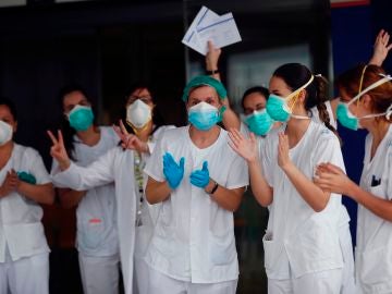 Un grupo de sanitarios de Urgencias del Hospital Universitario Central de Asturias (HUCA) agradecen en plena pandemia las muestras de reconocimiento diario a su labor, en Oviedo