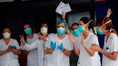 Un grupo de sanitarios de Urgencias del Hospital Universitario Central de Asturias (HUCA) agradecen en plena pandemia las muestras de reconocimiento diario a su labor, en Oviedo Un grupo de sanitarios de Urgencias del Hospital Universitario Central de Asturias (HUCA) agradecen este lunes las muestras de reconocimiento diario a su labor, en Oviedo