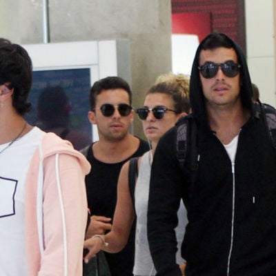 Mario Casas junto a sus hermanos Óscar, Sheila y Christian