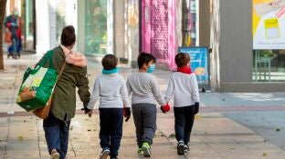 Fotograf&iacute;a de archivo de una madre y sus hijos en Zaragoza
