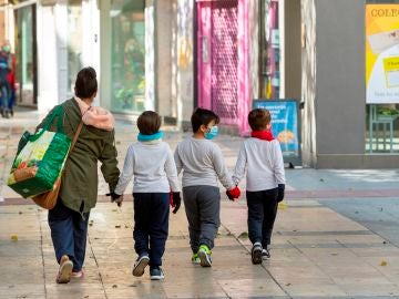 Fotografía de archivo de una madre y sus hijos en Zaragoza