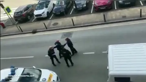 Un repartidor chilla a un policía por multarle con 1.500 euros en Torrelavega: "Estoy trabajando, como tú" Un repartidor chilla a un policía por multarle con 1.500 euros en Torrelavega: "Estoy trabajando, como tú"