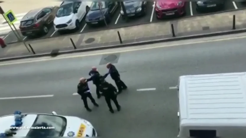 Un repartidor chilla a un polic&iacute;a por multarle con 1.500 euros en Torrelavega: "Estoy trabajando, como t&uacute;"