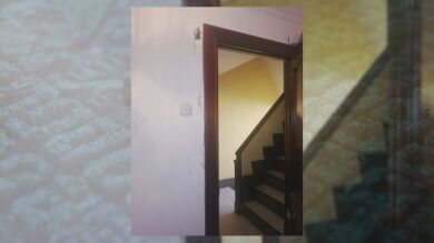Destrozan la puerta de su domicilio a una sanitaria de Avilés