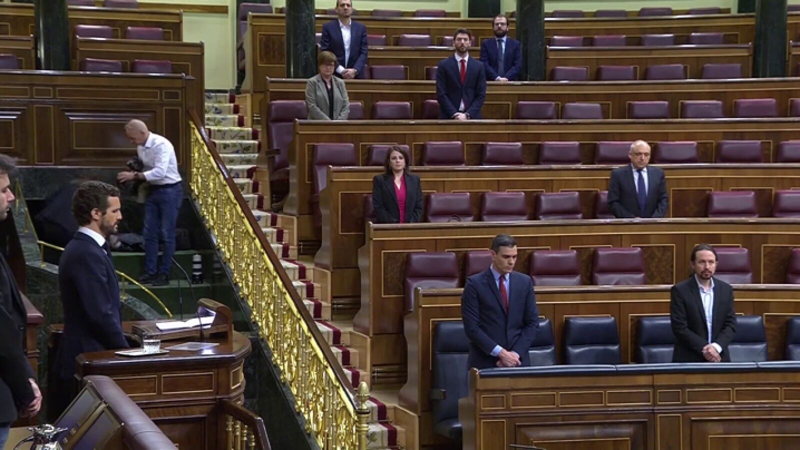 Pablo Casado fuerza un minuto de silencio por los muertos del coronavirus 