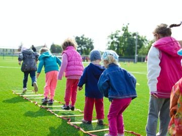 Niños practicando deporte