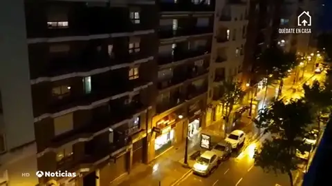 Alcoy canta desde los balcones el himno de los Moros y Cristianos como homenaje tras su suspensión Alcoy canta desde los balcones el himno de los Moros y Cristianos como homenaje tras su suspensión