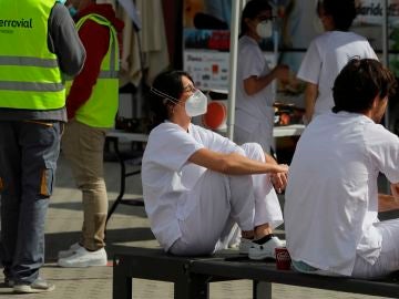 Trabajadores sanitarios se toman un descanso en el hospital temporal de Ifema