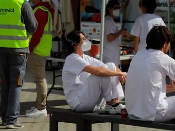 Trabajadores sanitarios se toman un descanso en el hospital temporal de Ifema Trabajadores sanitarios se toman un descanso en el hospital temporal de Ifema