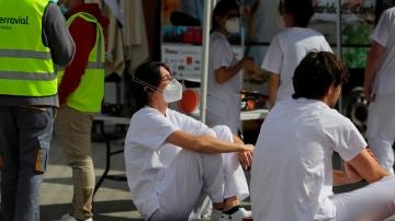 Trabajadores sanitarios se toman un descanso en el hospital temporal de Ifema
