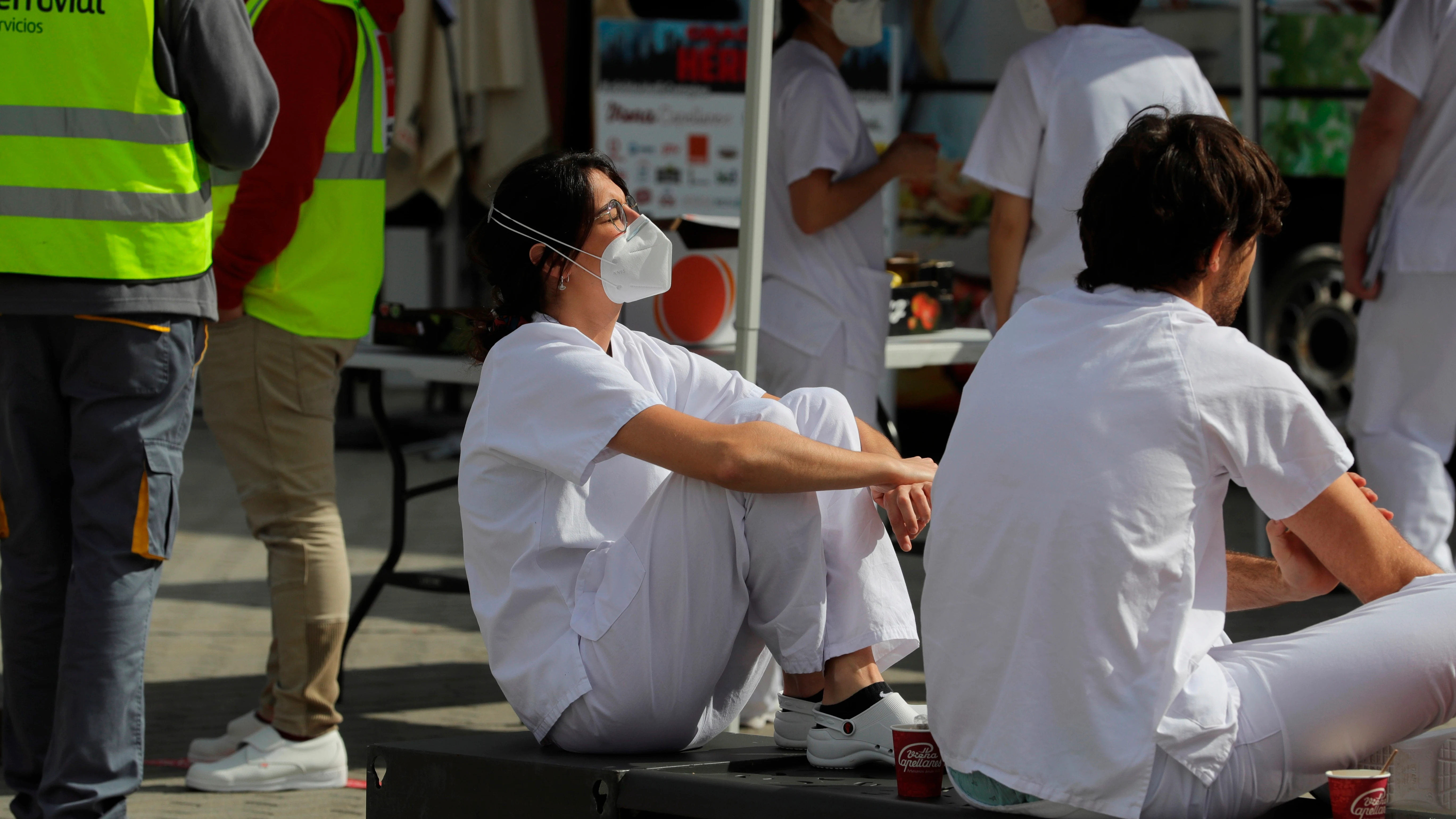 Trabajadores sanitarios se toman un descanso en el hospital temporal de Ifema Trabajadores sanitarios se toman un descanso en el hospital temporal de Ifema