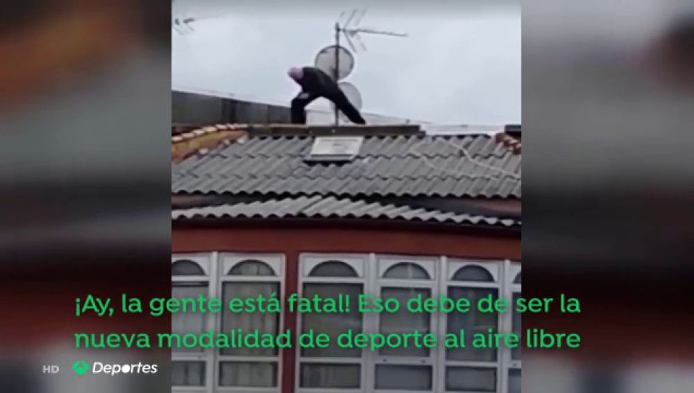 Un hombre se sube al tejado de una vivienda en Ferrol para hacer ejercicio durante el confinamiento por el coronavirus