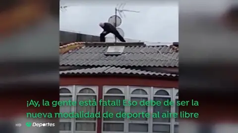 Un hombre se sube al tejado de una vivienda en Ferrol para hacer ejercicio durante el confinamiento por el coronavirus Un hombre se sube al tejado de una vivienda en Ferrol para hacer ejercicio durante el confinamiento por el coronavirus