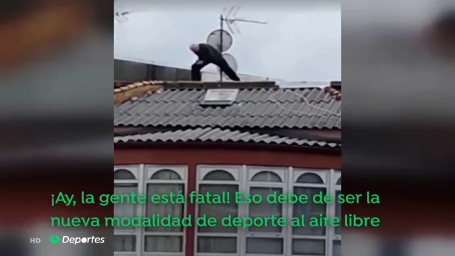 Un hombre se sube al tejado de una vivienda en Ferrol para hacer ejercicio durante el confinamiento por el coronavirus Un hombre se sube al tejado de una vivienda en Ferrol para hacer ejercicio durante el confinamiento por el coronavirus