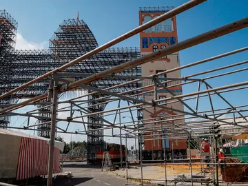 Desmontaje de la portada de la Feria de Abril de Sevilla Desmontaje de la portada de la Feria de Abril de Sevilla