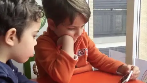 Niños leyendo en el Día del Libro Niños leyendo en el Día del Libro