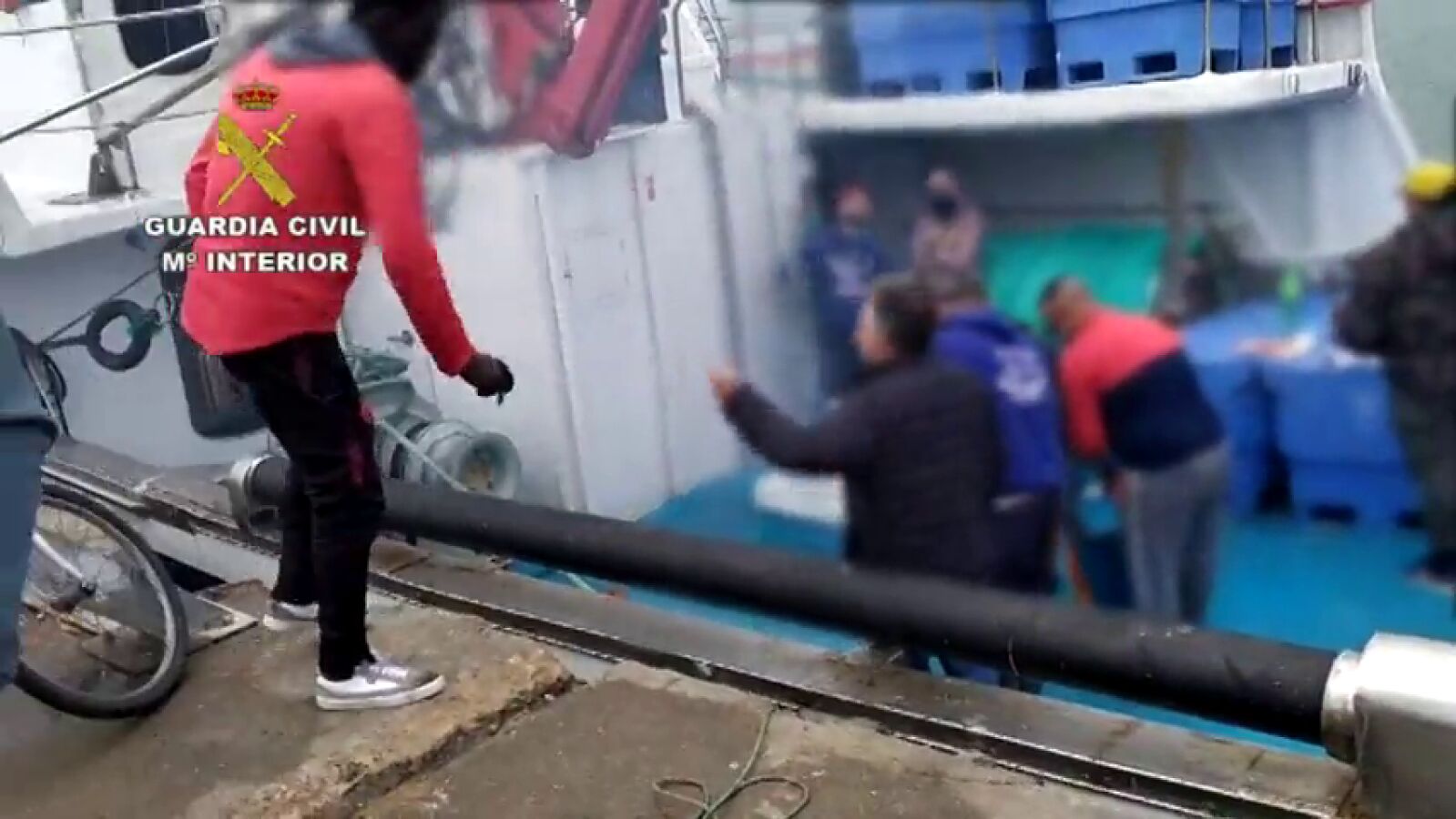 Un grupo de 14 personas montan una barbacoa en un pesquero de Huelva durante el confinamiento por coronavirus 