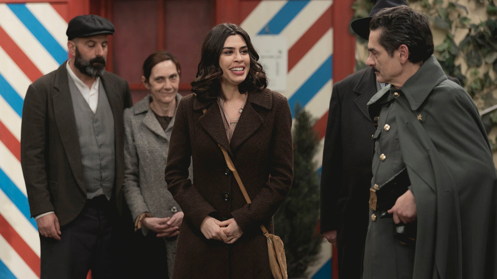 ‘El secreto de Puente Viejo’: “¡Somos republicanos!”, Alicia celebra el triunfo junto a sus vecinos