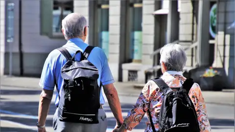 Una pareja de ancianos Una pareja de ancianos