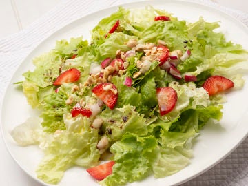 Ensalada de lechuga, fresas y rabanitos