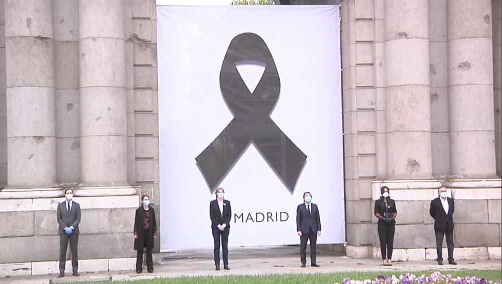 Homenaje a las víctimas de coronavirus en la Puerta de Alcalá