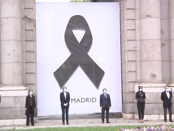 Homenaje a las víctimas de coronavirus en la Puerta de Alcalá