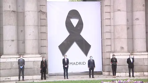 Homenaje a las víctimas de coronavirus en la Puerta de Alcalá Homenaje a las víctimas de coronavirus en la Puerta de Alcalá