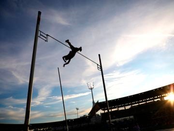 Un saltador de pértiga en pleno salto