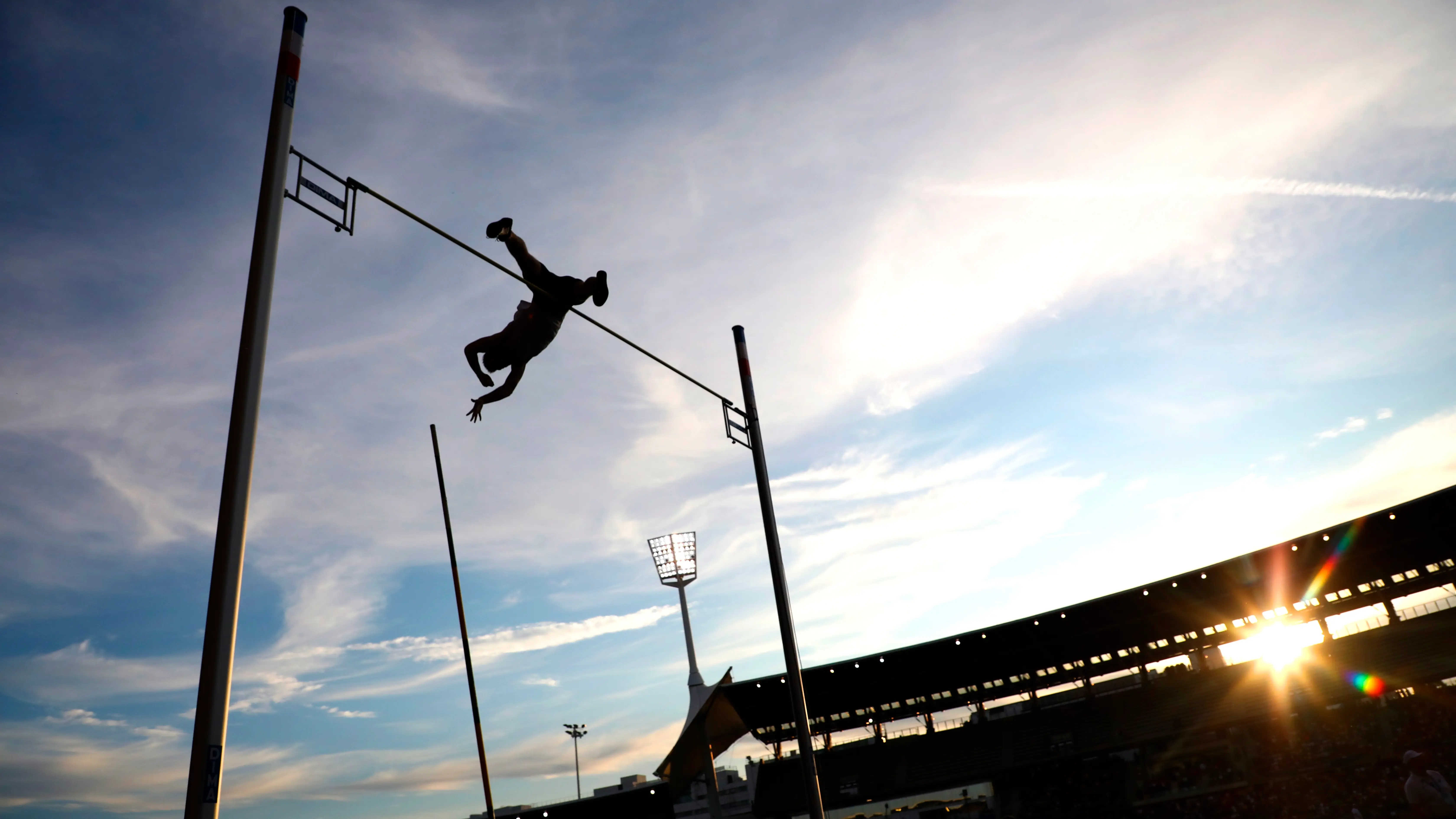 Un saltador de pértiga en pleno salto Un saltador de pértiga en pleno salto