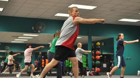 Imagen de archivo de un monitor dando una clase en un gimnasio Imagen de archivo de un monitor dando una clase en un gimnasio