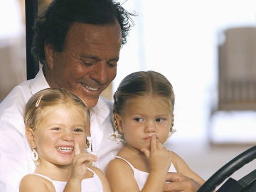 Julio Iglesias con sus hijas Victoria y Cristina Julio Iglesias con sus hijas Victoria y Cristina