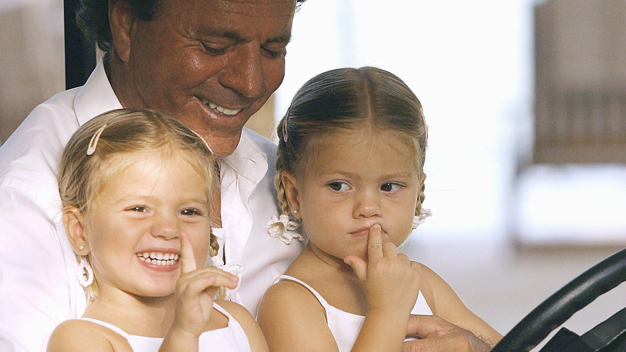 Julio Iglesias con sus hijas Victoria y Cristina Julio Iglesias con sus hijas Victoria y Cristina