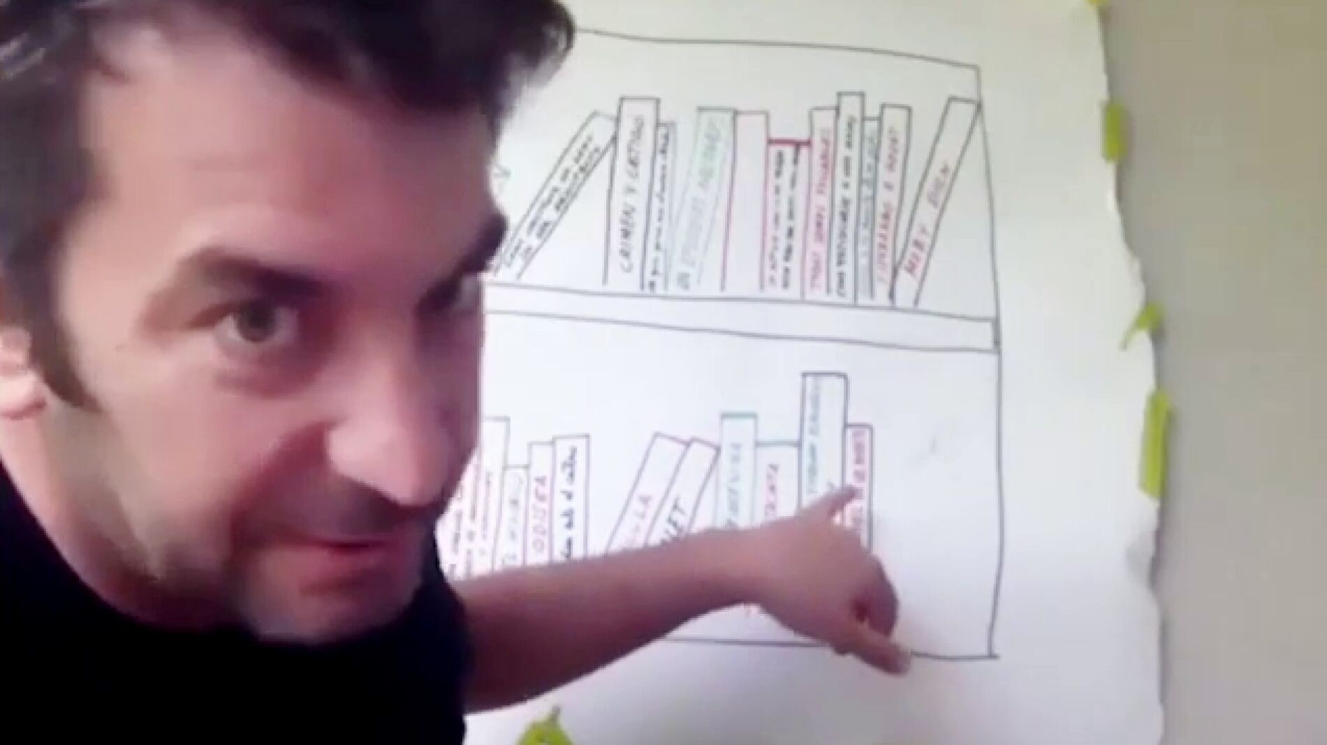 Arturo Valls presenta la original biblioteca de su casa durante el confinamiento