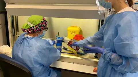 Dos profesionales sanitarios de Baleares protegidos del coronavirus. Dos profesionales sanitarios de Baleares protegidos del coronavirus.