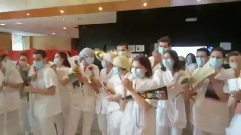 Libros y rosas para pacientes de coronavirus y sanitarios de los hoteles medicalizados de Barcelona por Sant Jordi